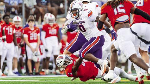 Myion Hicks (center) rushed for 69 yards on 12 carries Saturday night. Credit: Chris Reich/NSU Photographic Services
