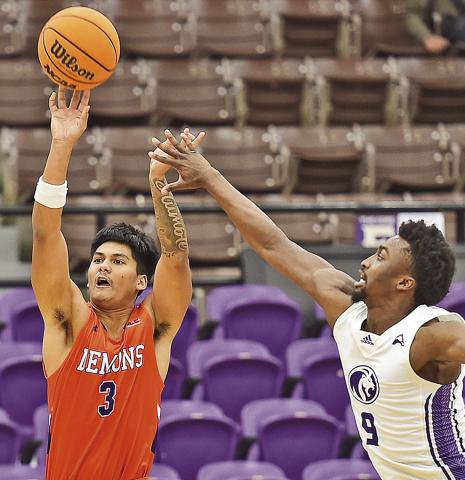 Landyn Jumawan (left) had a career-high 12 points in Sunday’s win against North Alabama. Photo by Gary Hardamon/NSU Photographic Services