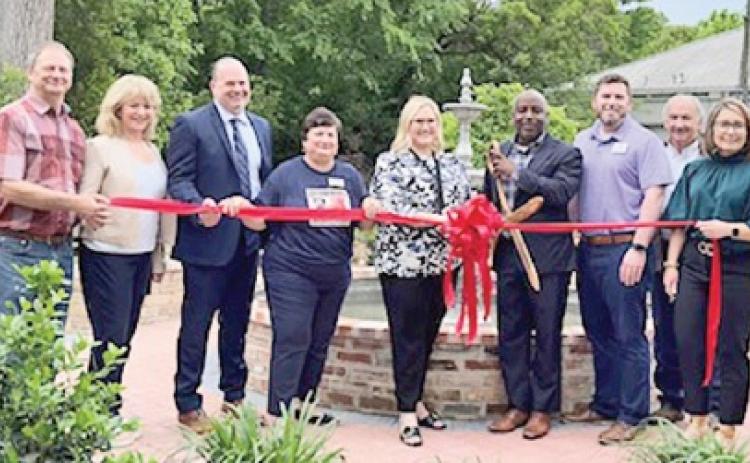 People from the Natchitoches Historic District Development Commis-sion, Natchitoches Tourism, Natchitoches Main Street Program, City ofNatchitoches, Natchitoches Historic Foundation, Natchitoches AreaChamber of Commerce and more met  last week for a ribbon cuttingand sign dedication of the Jefferson Street Pocket Park on SecondStreet.  The event marked the completion of the new bayou overlookand pathways in the par, as well as the installation of a new JeffersonHighway sign