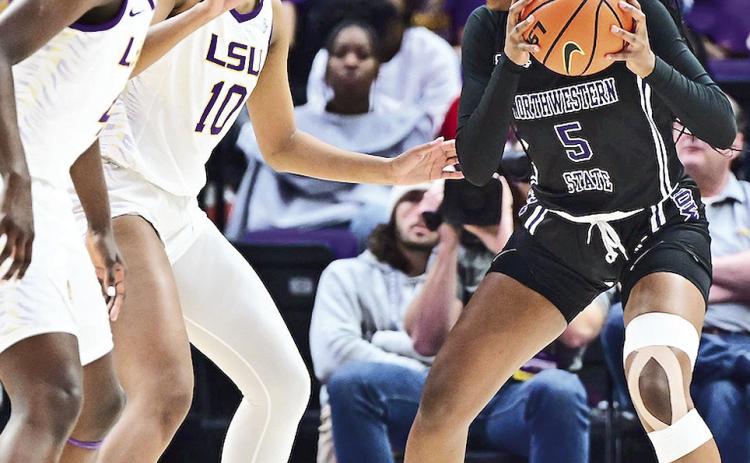 Jenny Ntambwe (5) faces up against LSU’s Angel Reese (10). Photo by LSU Athletics