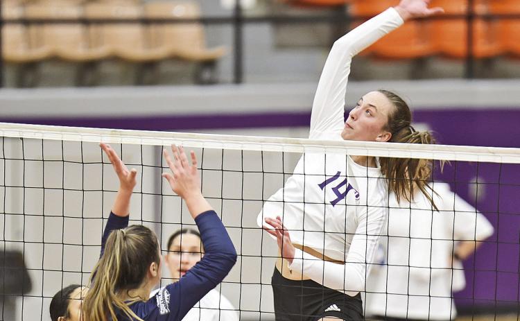 Reaghan Thompson goes for a kill in NSU’s 3-0 sweep of UNO on Thursday. Photo by Gary Hardamon