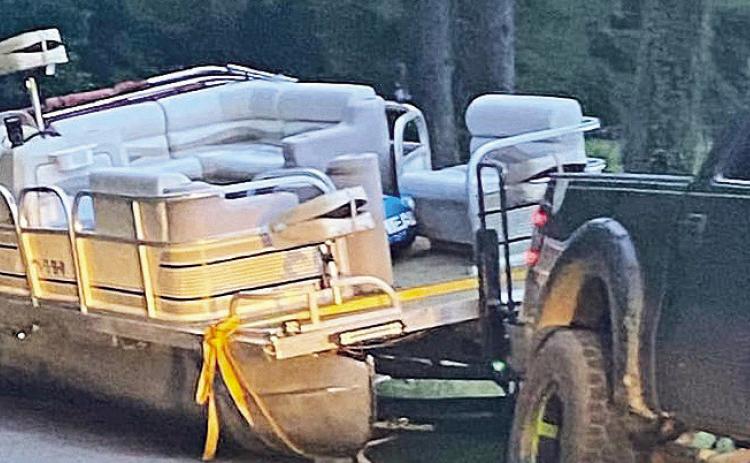 At 8:12 p.m., NPSO Dep. Collin Crow was on the scene of a barge falling off its trailer on La. Hwy 504 near Buck Tail Drive according to the Natchitoches Parish Sheriffs Office. One lane of traffic is blocked. A local wrecker service is enroute to assist.