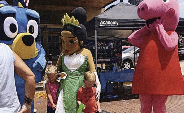 Yuungsters at Bubble Fetival met Buey, Peppa Pig and Princess Tiano.