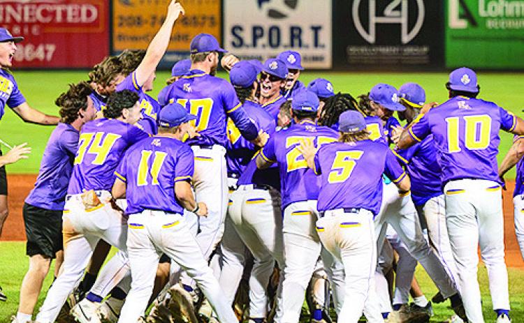 The LSU Shreveport Pilots celebrate winning the 2025 NAIA National Championship, the first in school history, completing a perfect 590 season. (Image Credit: LSU Shreveport Athletics)